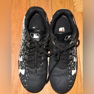Boys Under Armour Baseball Cleats, Size 1.5